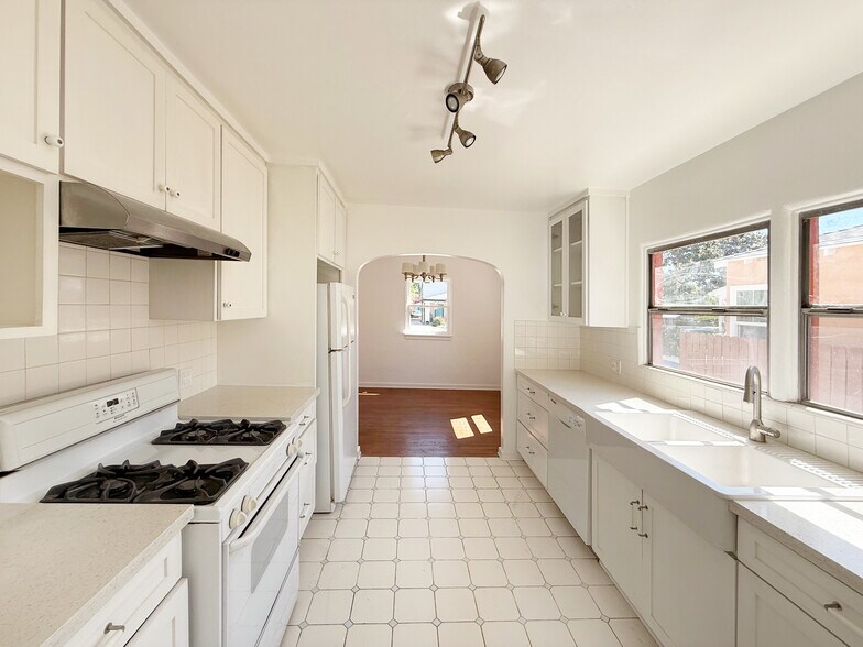 Building Photo - 3226 Glenhurst Ave