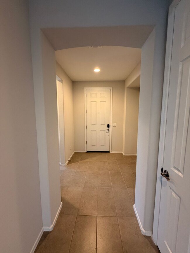 Building Photo - 2 Bed 2 Bath + Den Long-Term Rental in Anthem at Merrill Ranch!