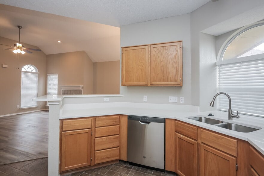 Building Photo - 2124 Creek Royal Dr