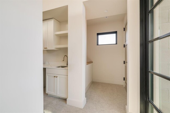 Building Photo - 1303 N Dewey Ave