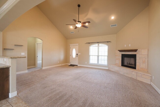 Building Photo - Beautiful 4-Bedroom Home with High Ceilings Available for Summer 2026 Pre-Lease