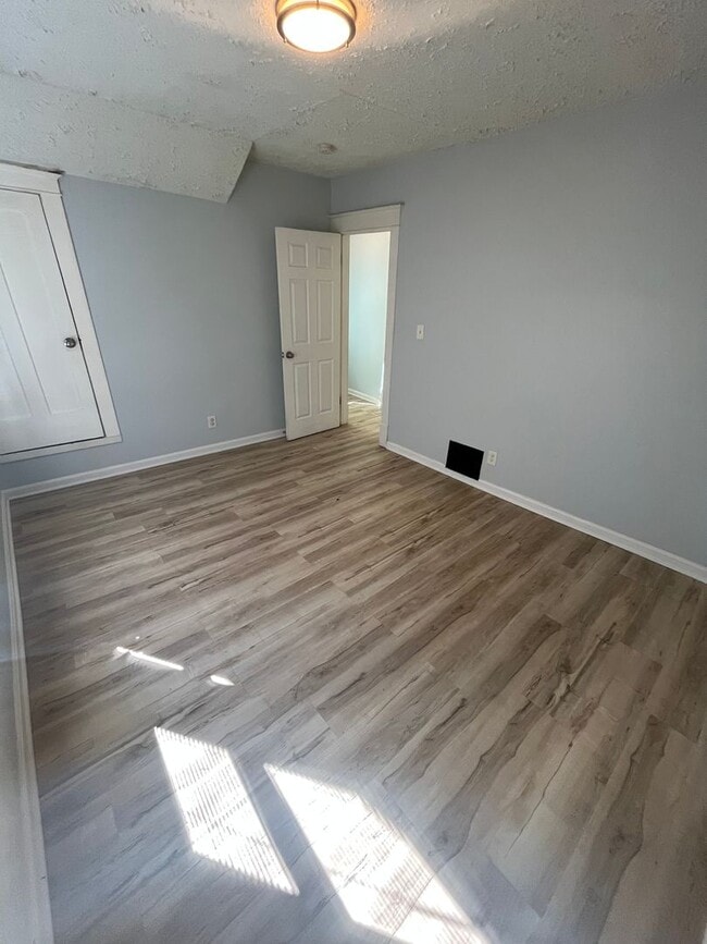 Building Photo - Three Bedroom House on Wyoming!