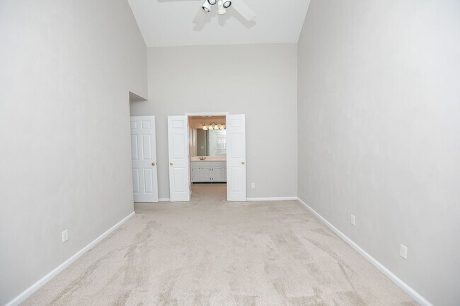 Building Photo - Bright 2BR/2BA Condo with Skylights & Patio