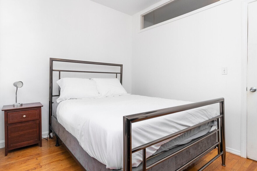 Building Photo - 250 E 82nd St