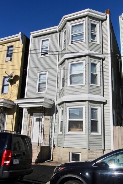 Building Photo - 460 Saratoga St