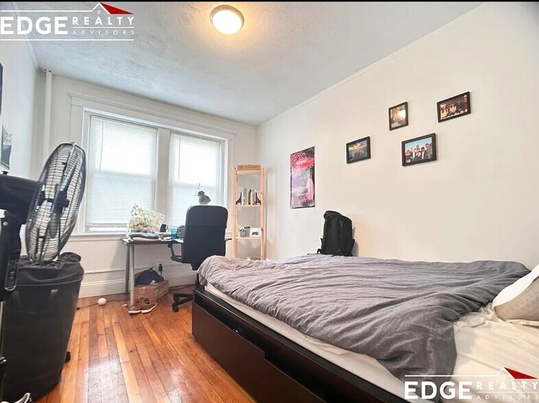 Building Photo - 245 Kelton St