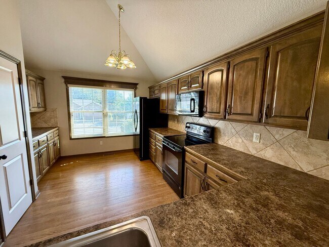 Building Photo - 1303 Cottonwood Ave