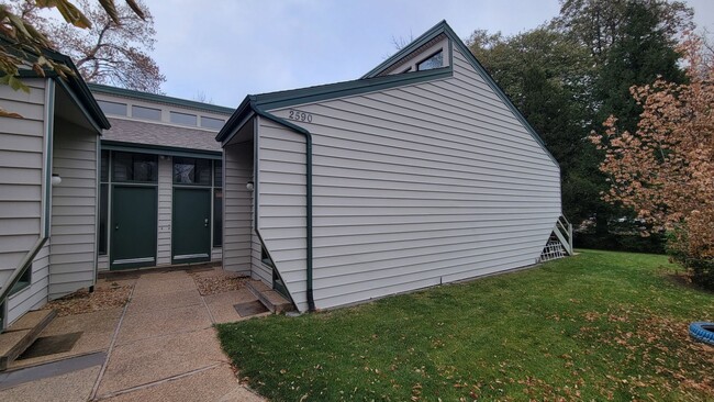 Building Photo - Two Bedroom Townhome Available For Rent in...