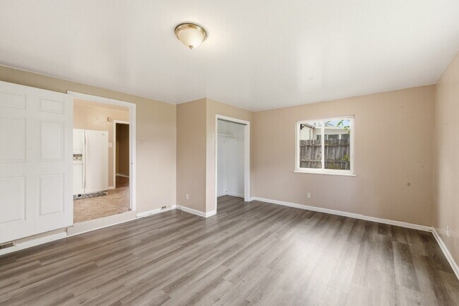 Building Photo - Four Bedroom Home In Aurora - ready ASAP. Brand New Paint Top to Bottom, with updated flooring!
