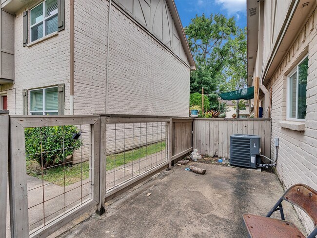 Building Photo - 1701 Upland Dr