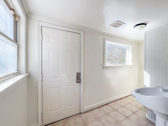 Building Photo - 1006 Greystone Ave