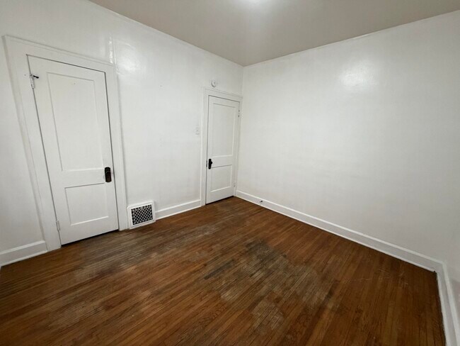 Building Photo - 1121 Bowman-N