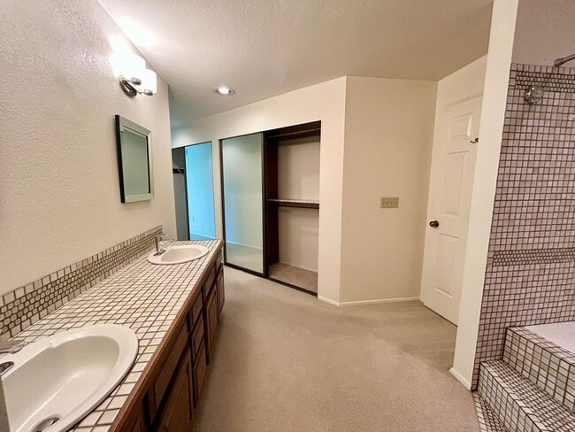 Building Photo - North Capitol Hill Condo
