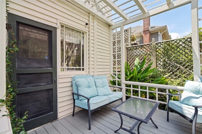 Building Photo - 1112 Broadway Avenue J