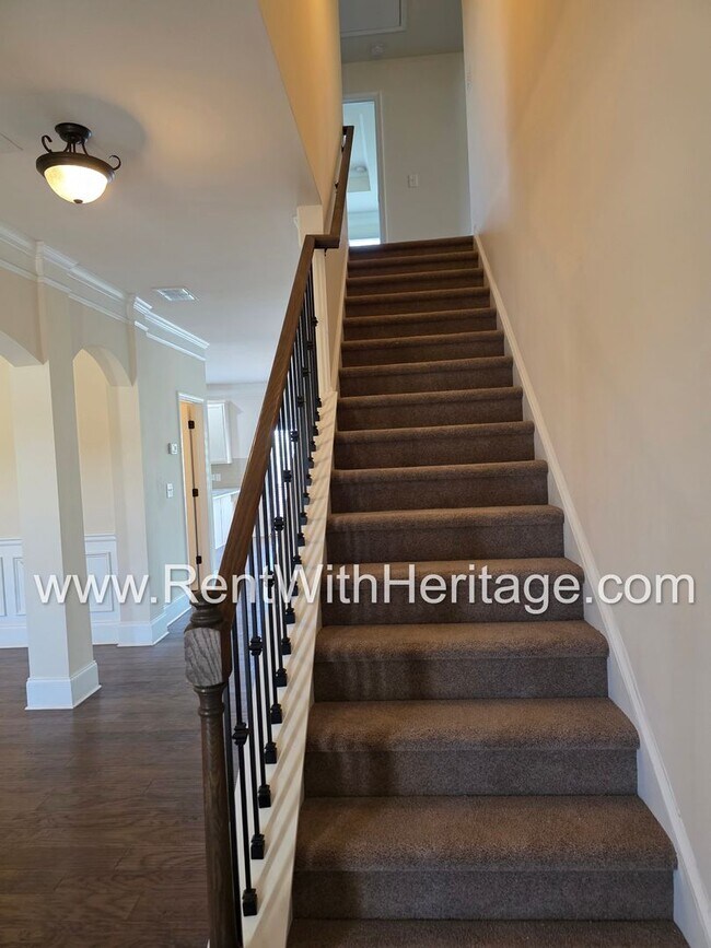 Building Photo - ABSOLUTELY BEAUTIFUL 5 BEDROOM/ 4.5 BATH HOME YOU DONT WANT TO MISS.