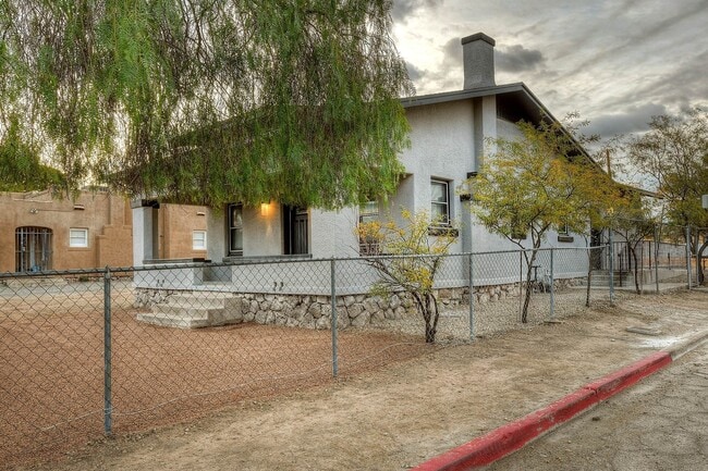 Building Photo - PRE-LEASE AUGUST 2026 - 4/4 HOUSE 3 BLOCKS FROM UA