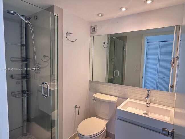 Building Photo - 1450 Brickell Bay Dr