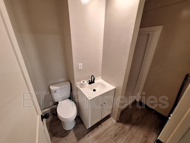 Building Photo - 1221 E Moneta Ave