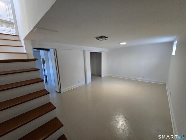 Building Photo - 148 Catherine St