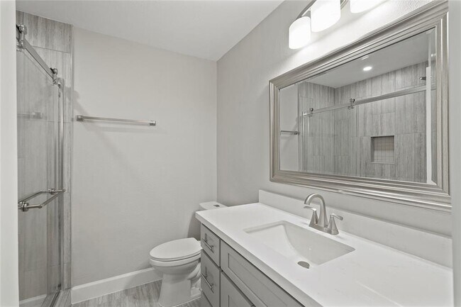 Building Photo - 2121 Fountain View Dr