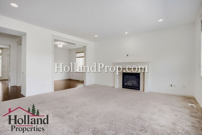 Building Photo - Spacious 4-Bedroom Portland Home with Fenced Yard, Fireplace & Modern Finishes!