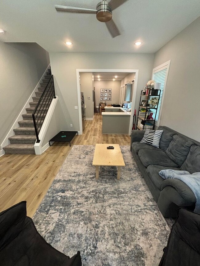 Building Photo - 2 Bedroom 2.5 Bath Townhouse