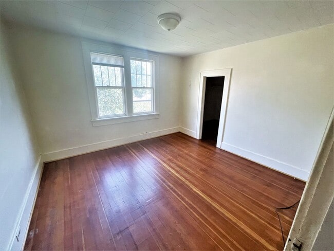 Building Photo - 1111 W 4th- 4 bedroom house