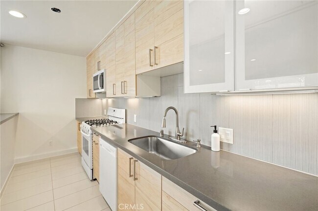 Building Photo - 11716 Paso Robles Ave