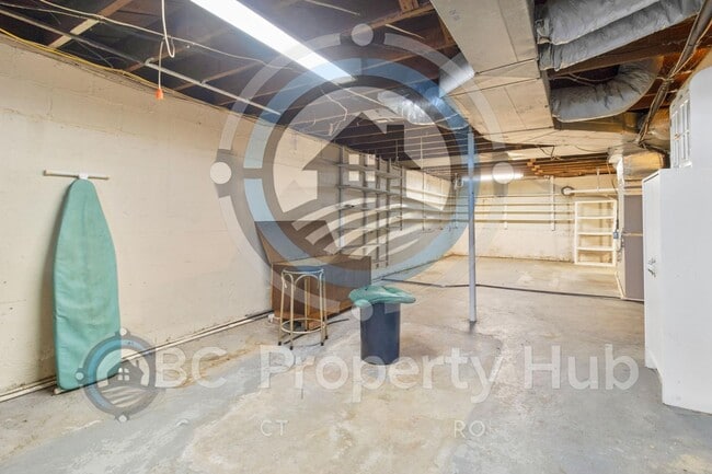 Building Photo - 305 E 3rd St