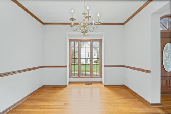 Building Photo - Silverton- Meticulous 4+ bedroom, 5ba, 2 car