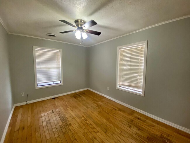 Building Photo - PRE LEASING NOW - AVAILABLE 7/14