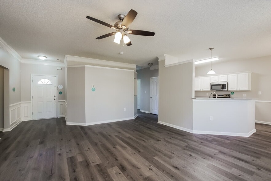 Building Photo - 7021 Chieftain Dr