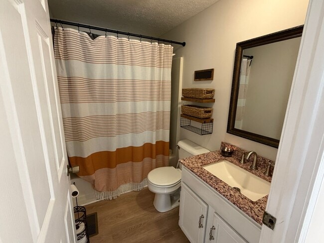 Building Photo - Roomy 5 Bedroom Home with Deck in Christiansburg