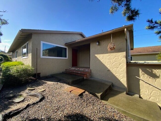 Building Photo - 701 Pine St