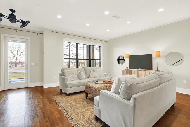 Building Photo - 358 Island Dr