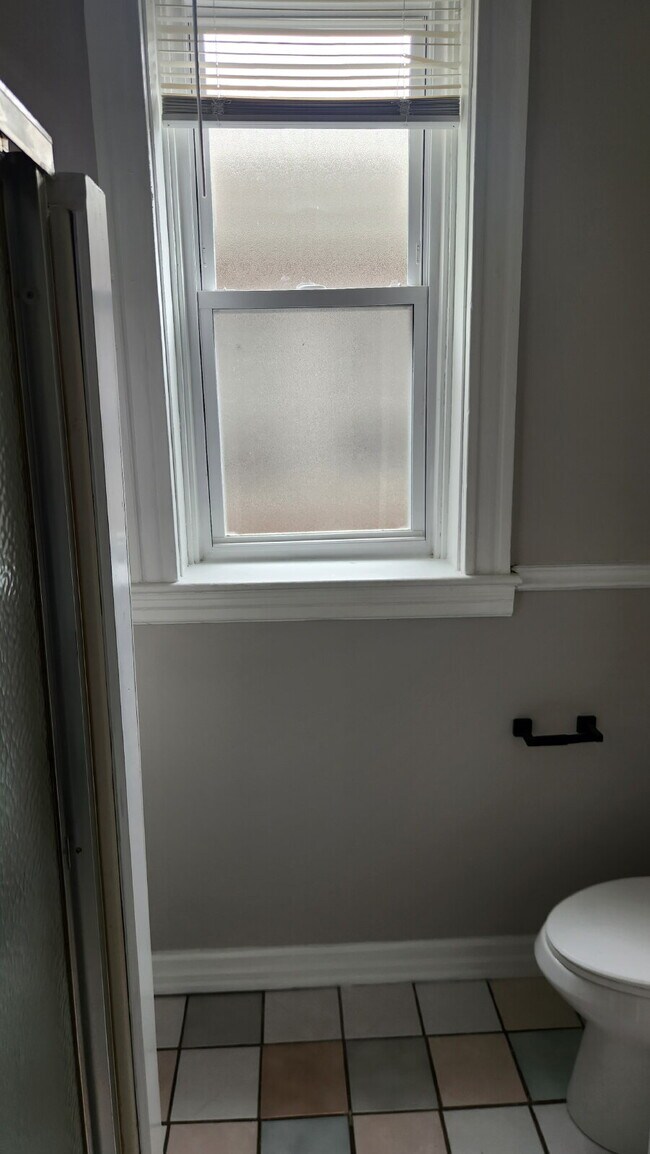Building Photo - "Spacious 5-Bedroom Gem with 2 Full Baths in St. Louis – Your Ideal Family Home Awaits!"