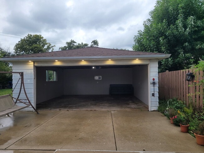 Building Photo - 9104 Oleander Ave