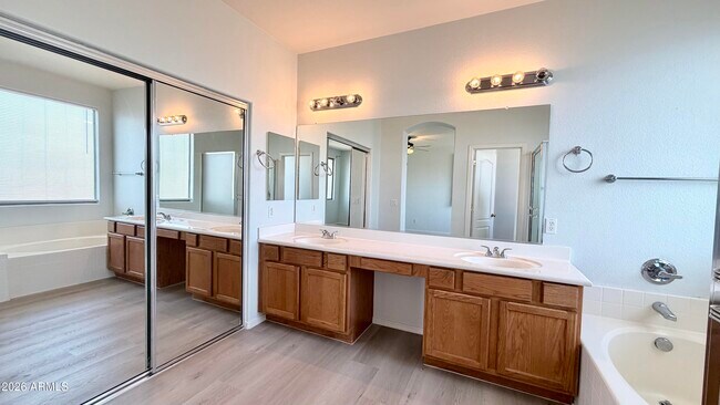 Building Photo - 1289 E Iris Dr