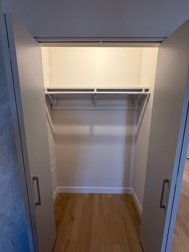 Building Photo - 927 N Mozart St