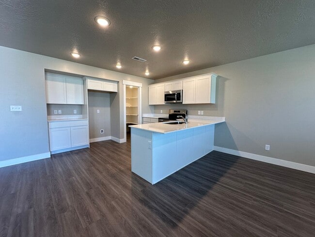 Building Photo - New Never Lived in Springville Townhome Fo...