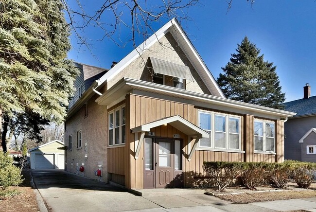 Building Photo - 3521 Oak Ave