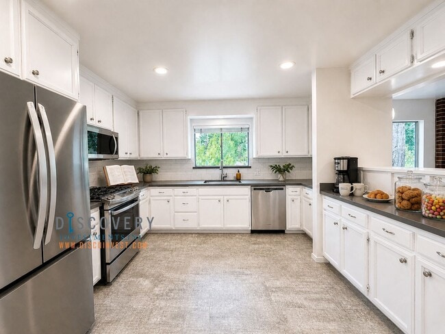 Building Photo - Refined Piedmont Residence with Timeless Mid-Centry Appeal