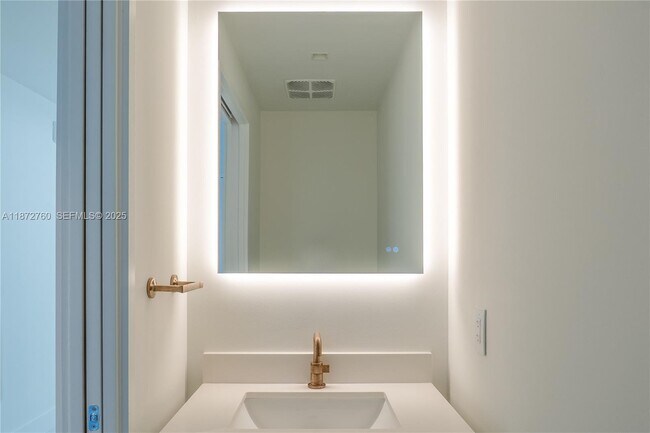 Building Photo - 700 NE 24th St