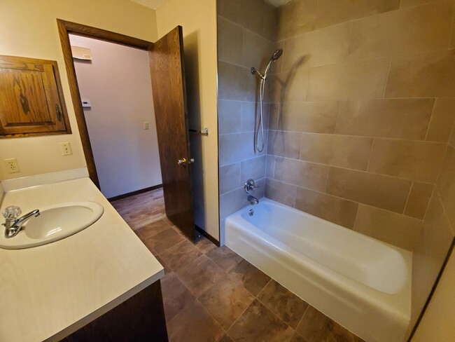 Building Photo - 3 bed 2.5 bath townhouse