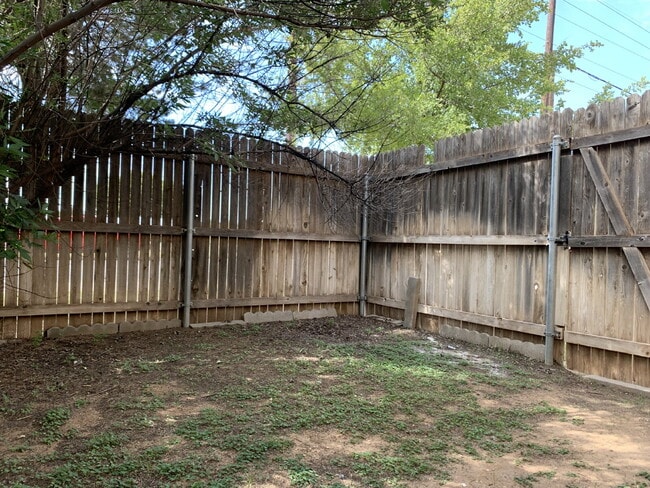 Building Photo - Updated Duplex in the Heart of Shopping an...