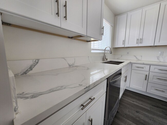 Building Photo - Charming 3-Bedroom Home Just 10 Minutes fr...
