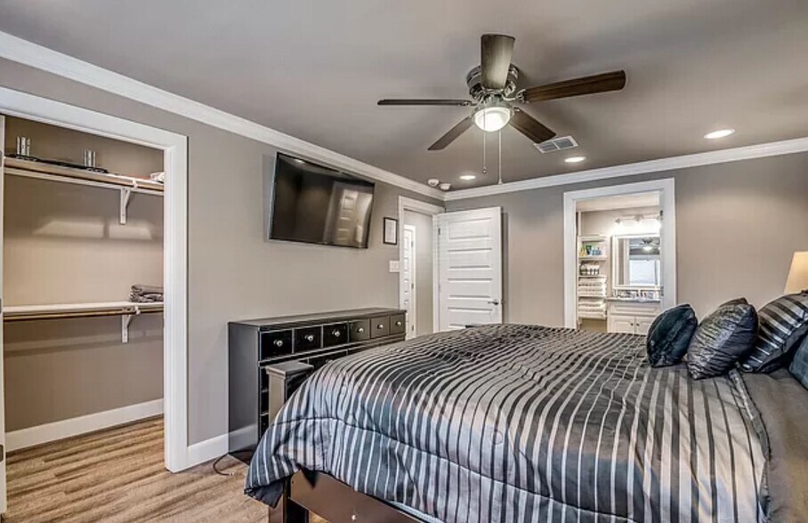 Building Photo - 730 S Mesquite Ave