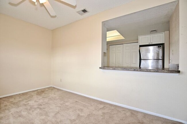 Building Photo - Modern 2/2 Condo in Hawthorne Village - Or...