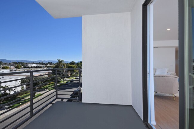 Building Photo - ~ 4 Bedroom 4 Bathroom Washer and Dryer in Unit Gated parking with EV Charging