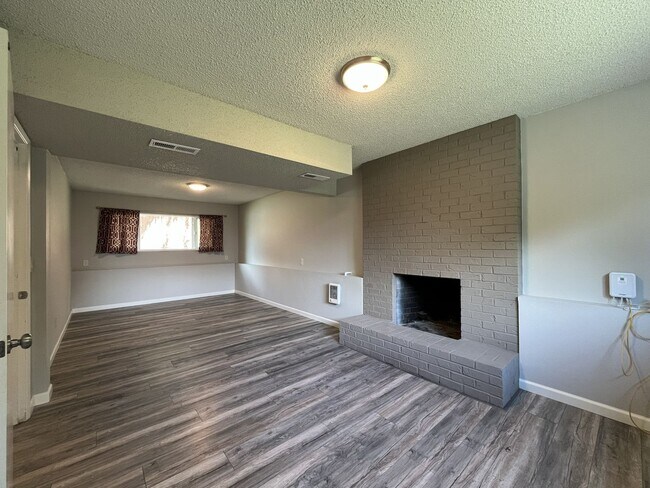 Building Photo - Spacious Milwaukie Home with Bonus Room, Large Fenced Yard and Shed/Workshop